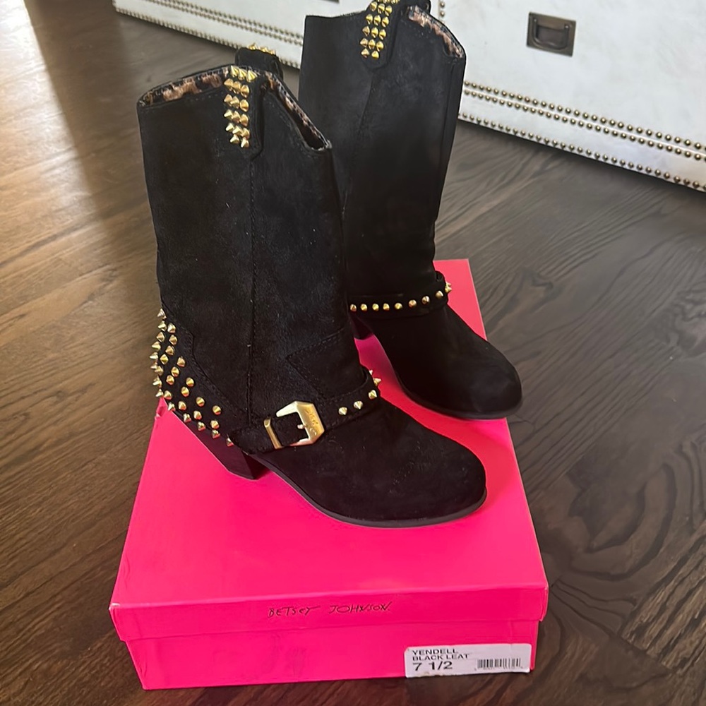 Black, gold spiked Betsey Johnson Yendell boots ✨